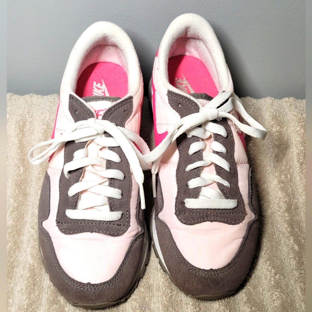 Nike‎ Metro Plus Sneakers Pink And Grey Youth 4.5